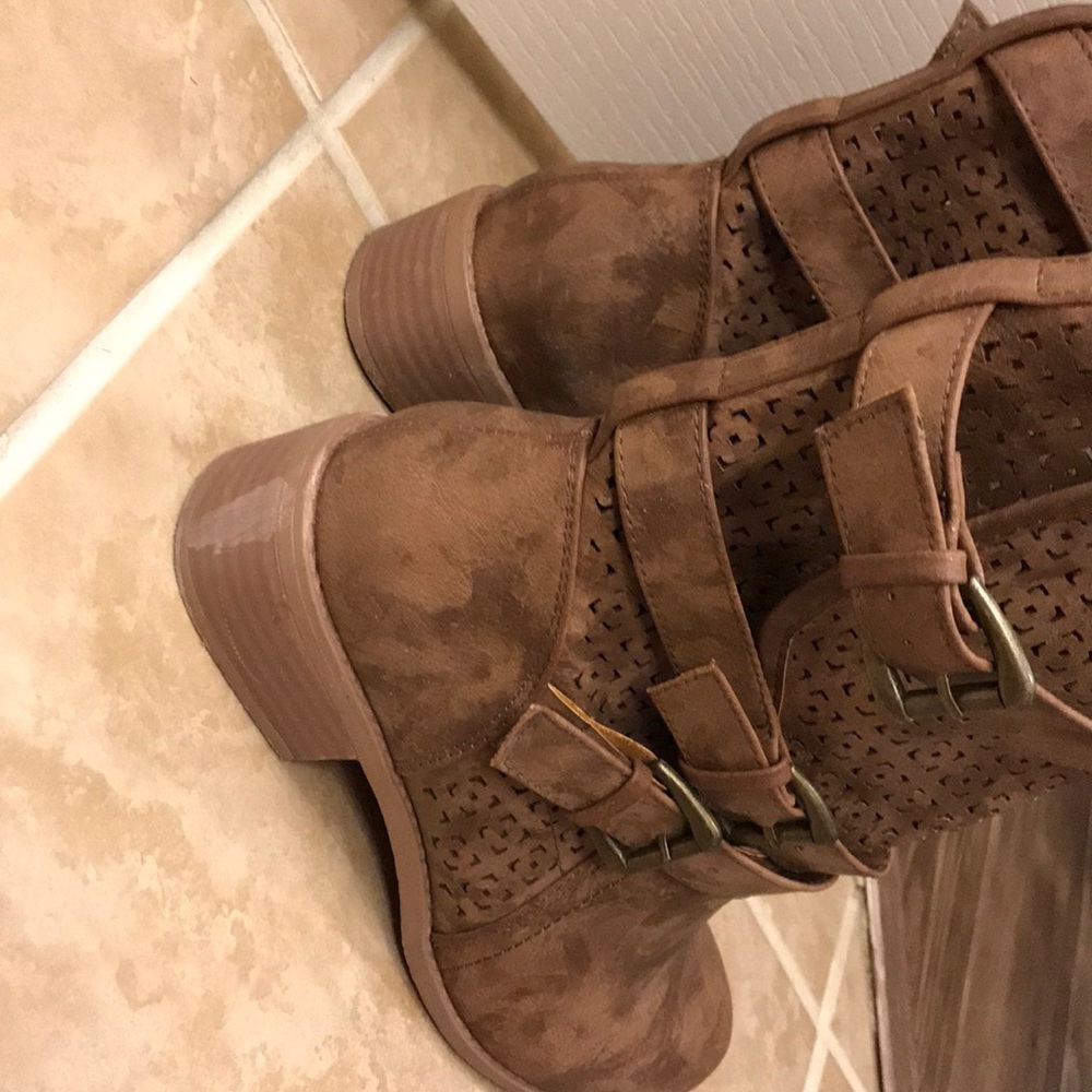 Boots - Picture 5 of 5